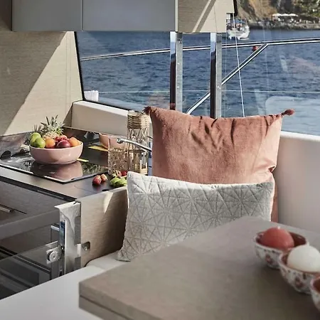 Bateau-hôtel Il - Cannes, Vieux-port *